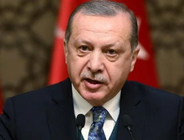 Στα Κατεχόμενα ο Ρ.Τ. Ερντογάν - Κατέθεσε στεφάνι στο μνημείο του Κεμάλ και θα συναντηθεί με τον Μ. Ακιντζί (βίντεο)